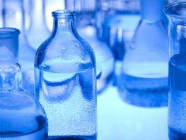 agua destilada en botellas en un laboratorio